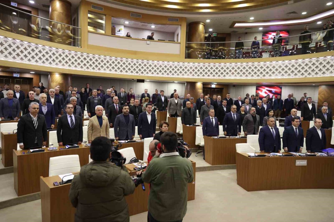 Antalya Büyükşehir Belediye Meclisi, depremde hayatını kaybedenler için saygı duruşunda bulundu