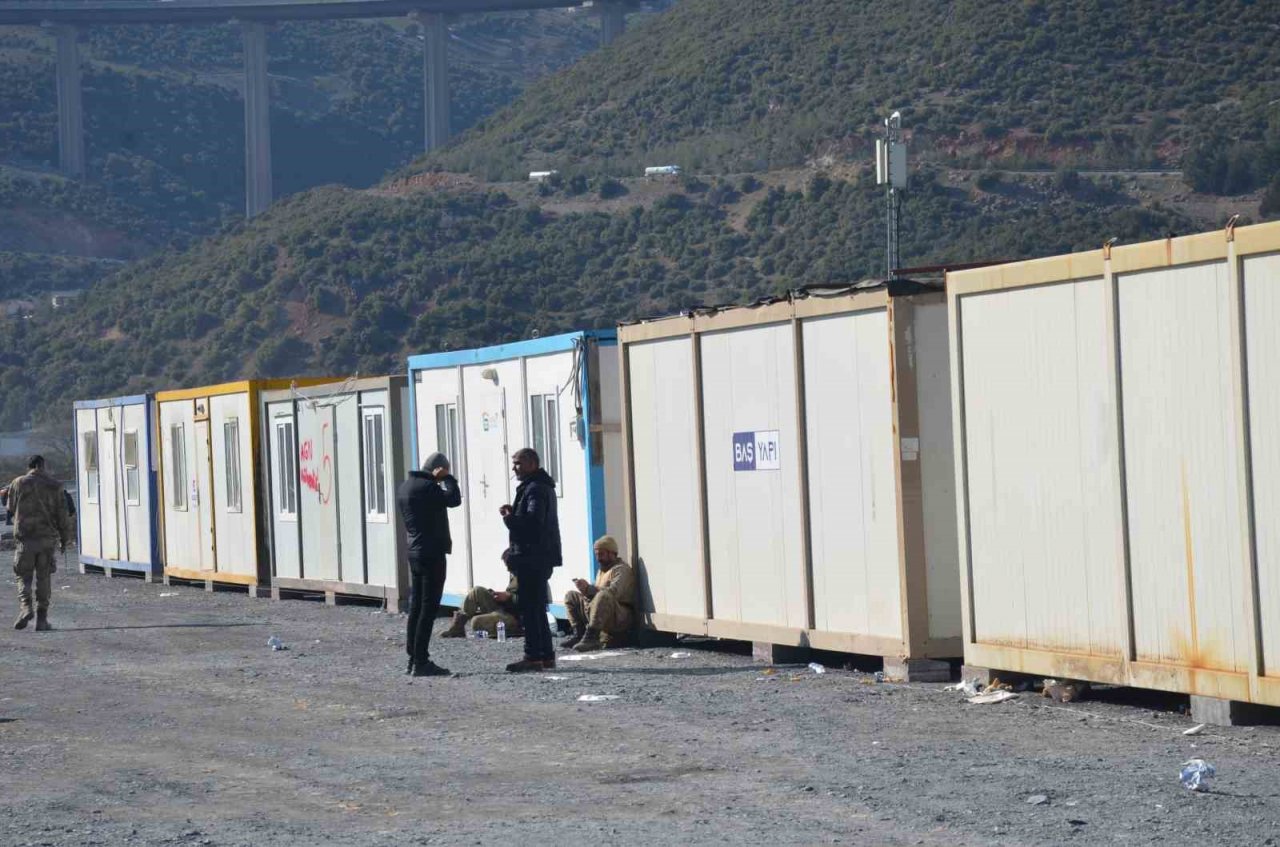 Nurdağı’nda yaralar sarılıyor, konteyner kentler kuruluyor