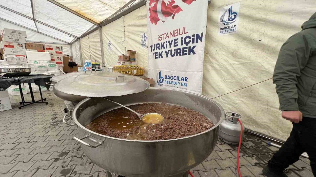 Bağcılar Belediyesi’nden deprem bölgesinde günde 12 bin kişiye 3 öğün sıcak yemek