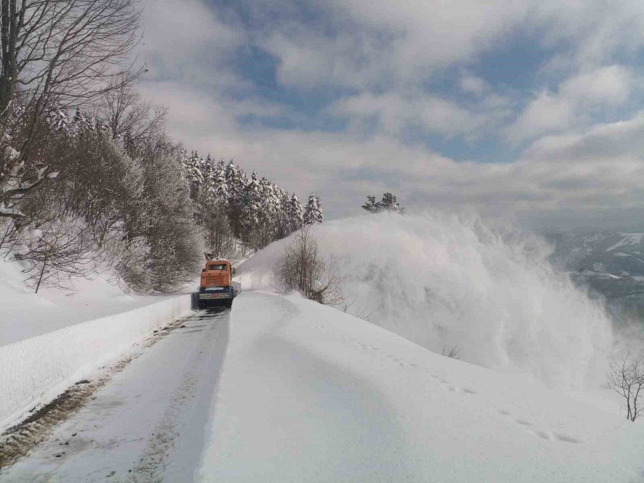 Mahsur kalan cenaze, ekiplerin 24 saat aralıksız yolu açmasıyla defin edilebildi