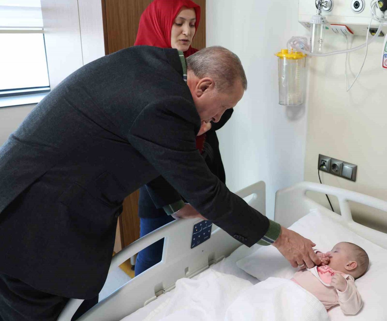 Cumhurbaşkanı Erdoğan, İstanbul’a getirilen depremzedeleri ziyaret etti