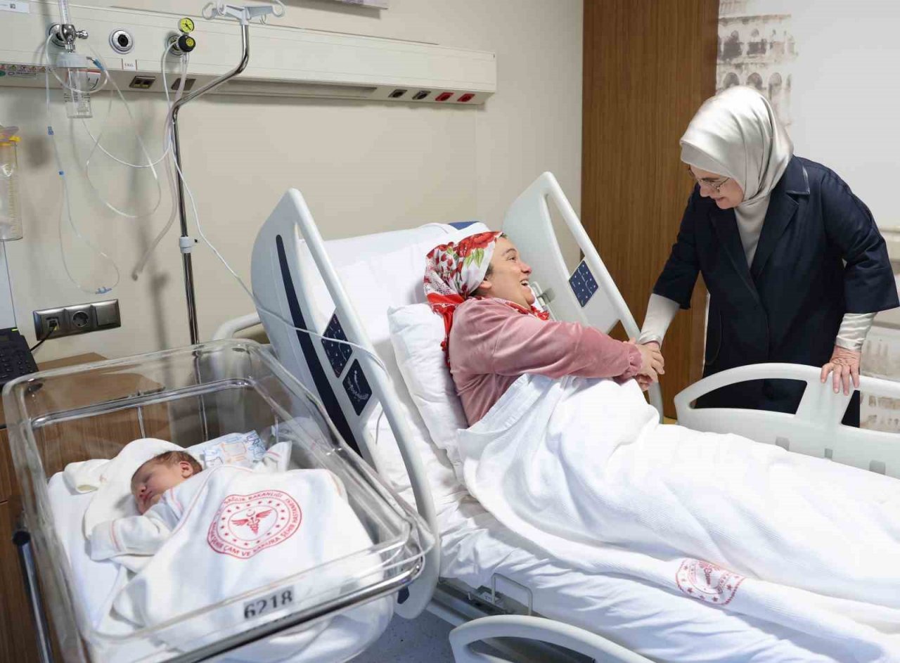 Cumhurbaşkanı Erdoğan, İstanbul’a getirilen depremzedeleri ziyaret etti