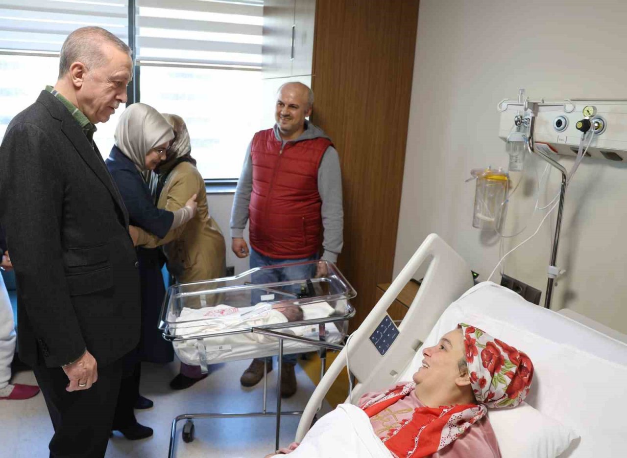 Cumhurbaşkanı Erdoğan, İstanbul’a getirilen depremzedeleri ziyaret etti