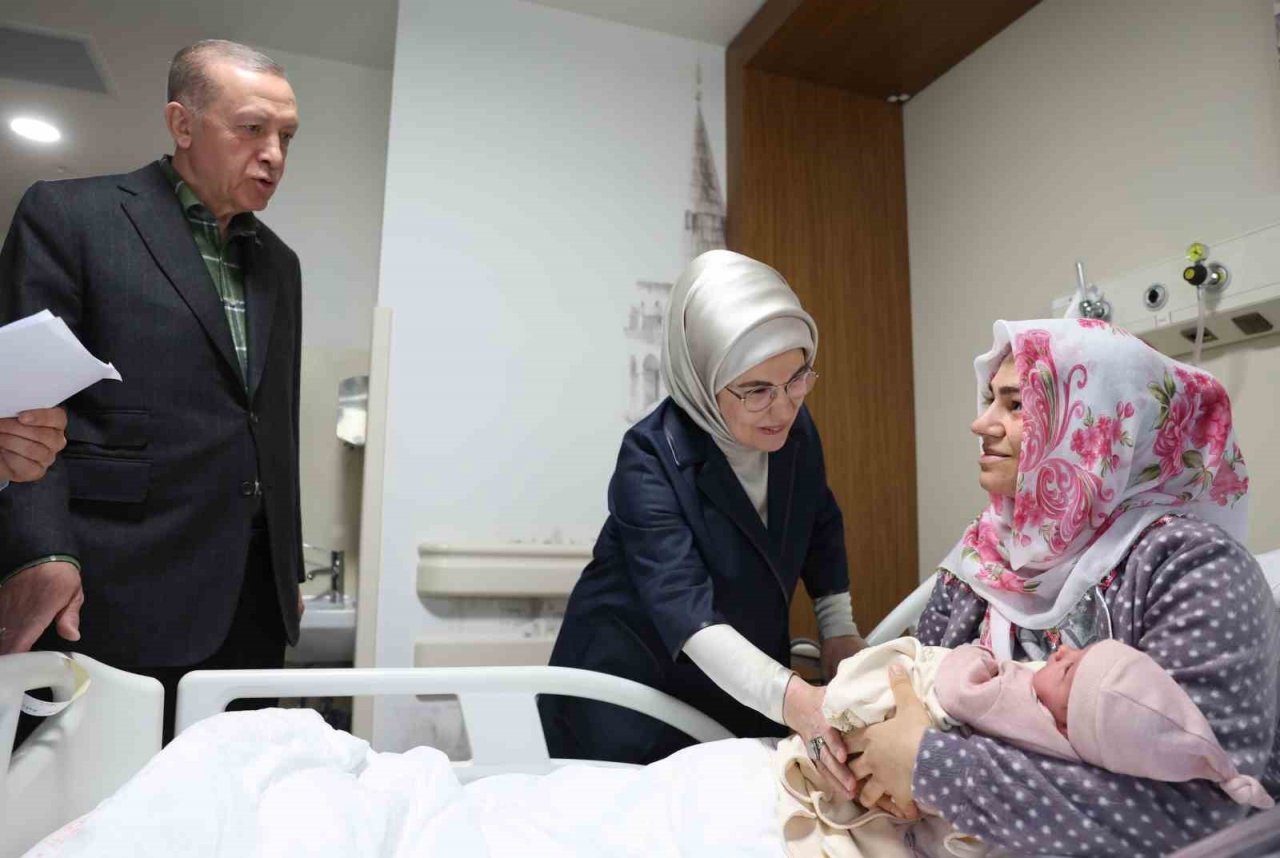 Cumhurbaşkanı Erdoğan, İstanbul’a getirilen depremzedeleri ziyaret etti