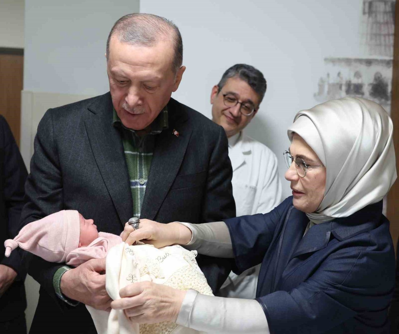 Cumhurbaşkanı Erdoğan, İstanbul’a getirilen depremzedeleri ziyaret etti
