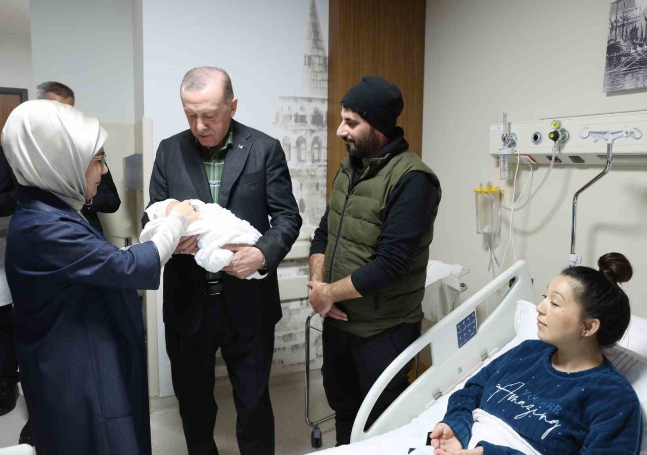 Cumhurbaşkanı Erdoğan, İstanbul’a getirilen depremzedeleri ziyaret etti