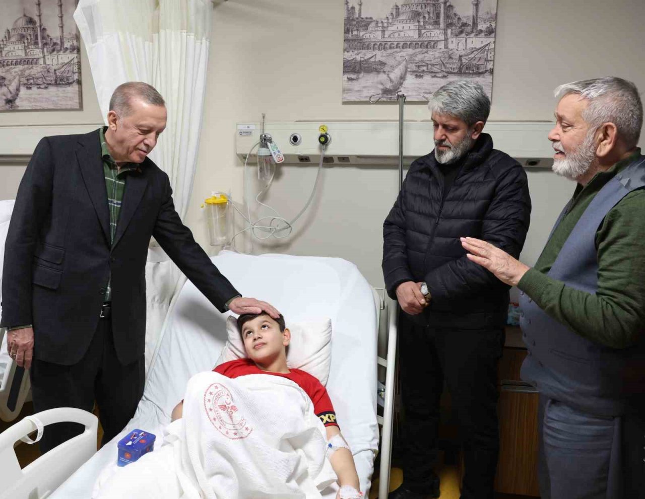 Cumhurbaşkanı Erdoğan, İstanbul’a getirilen depremzedeleri ziyaret etti