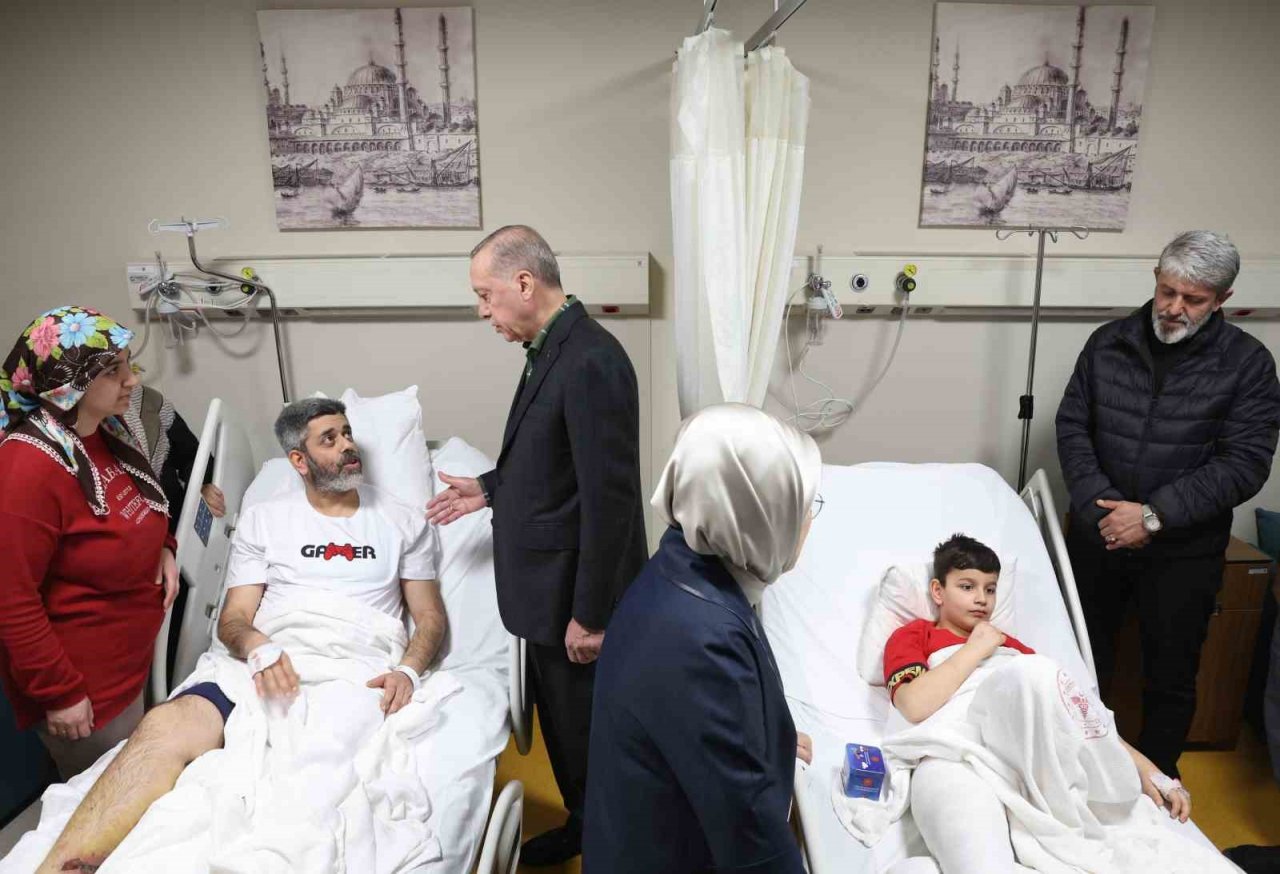 Cumhurbaşkanı Erdoğan, İstanbul’a getirilen depremzedeleri ziyaret etti