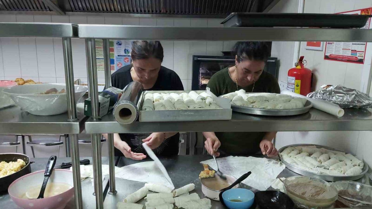 Datça’da kadınlar depremzedeler için kolları sıvadı