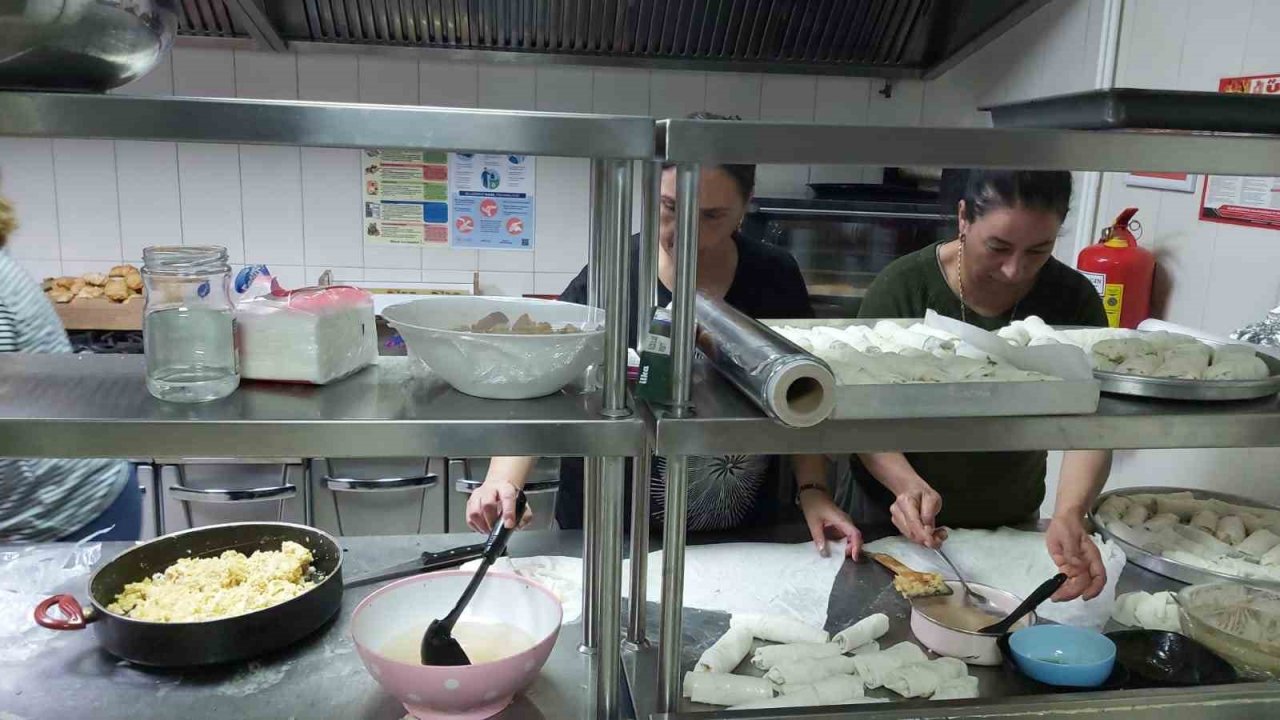 Datça’da kadınlar depremzedeler için kolları sıvadı