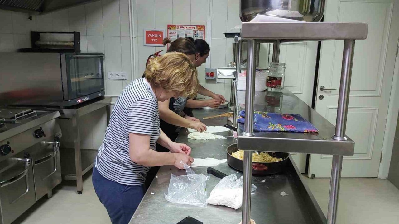 Datça’da kadınlar depremzedeler için kolları sıvadı