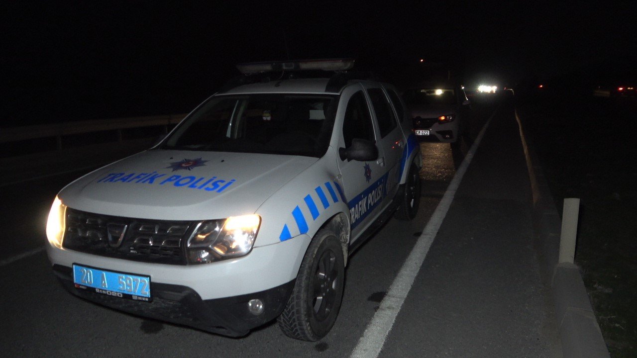 Servis minibüsü saman yüklü kamyonetle çarpıştı: 10 yaralı