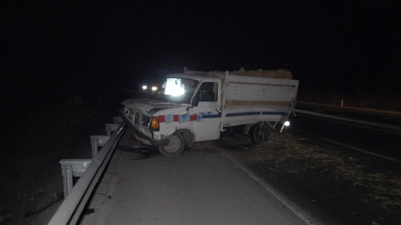 Servis minibüsü saman yüklü kamyonetle çarpıştı: 10 yaralı