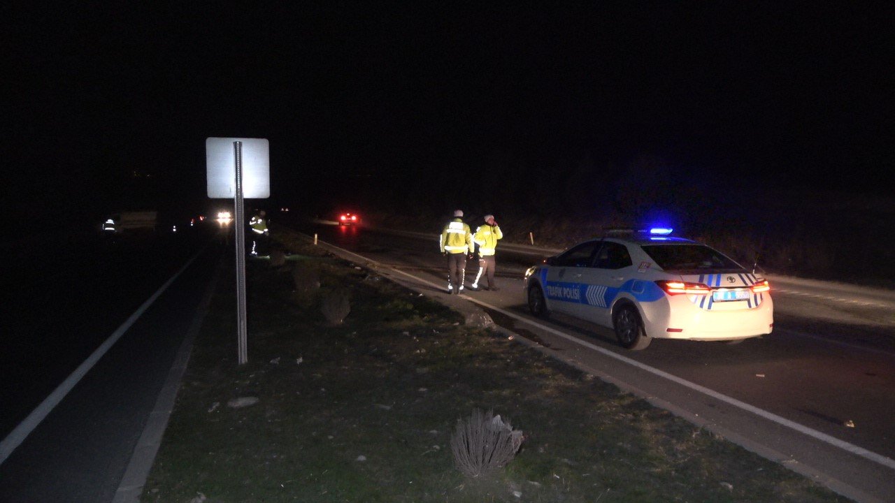 Servis minibüsü saman yüklü kamyonetle çarpıştı: 10 yaralı