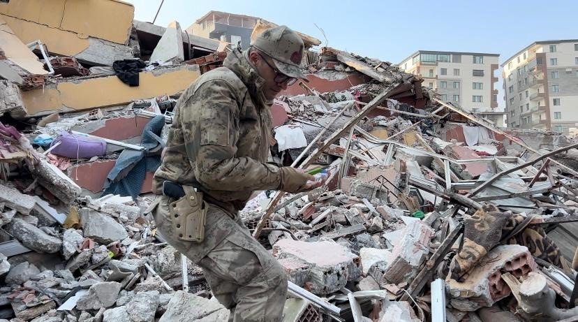 Deprem bölgesi Hatay’da Türk askerinin şefkati yürekleri ısıttı