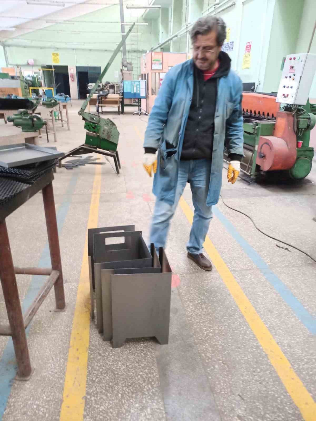 Eskişehir’de meslek lisesi öğretmenlerinden deprem bölgesine çadır sobası