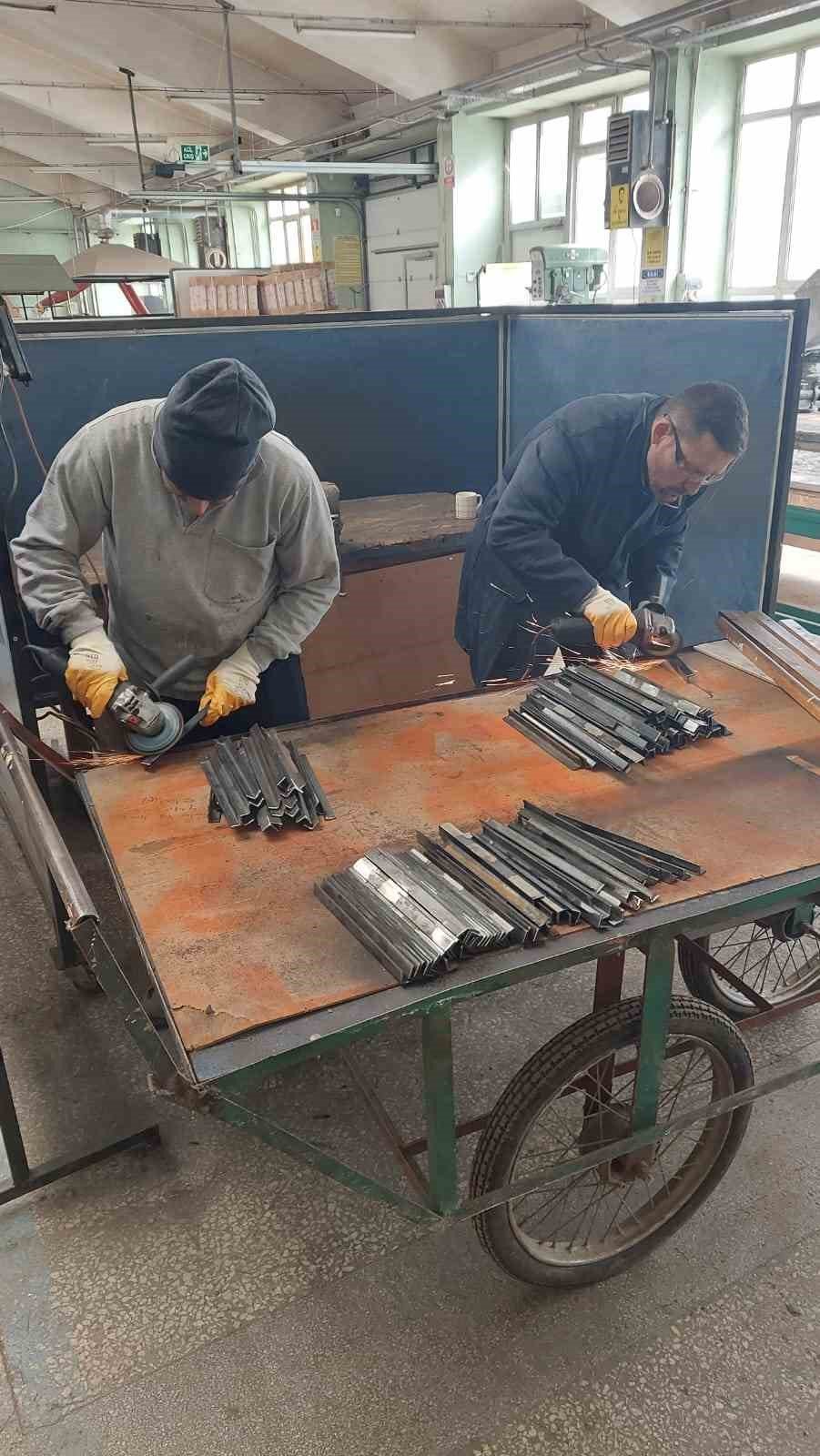 Eskişehir’de meslek lisesi öğretmenlerinden deprem bölgesine çadır sobası