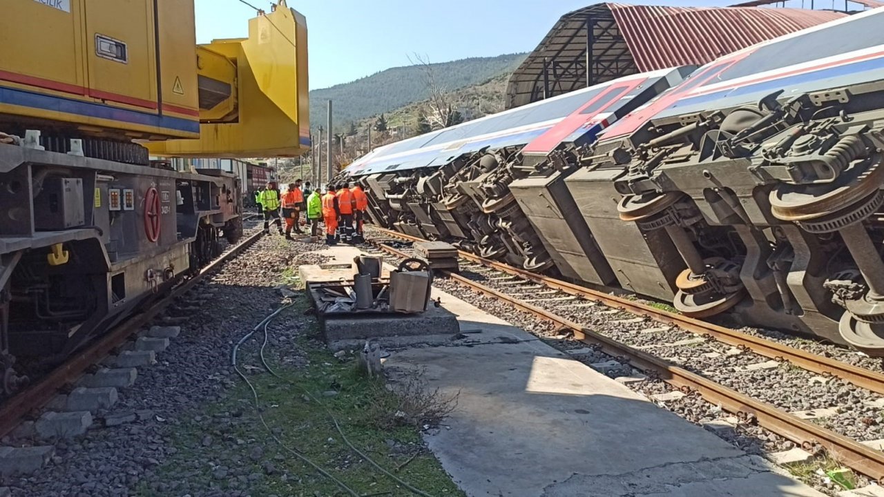 Şiddetli deprem tren vagonlarını devirdi, rayları tahrip etti