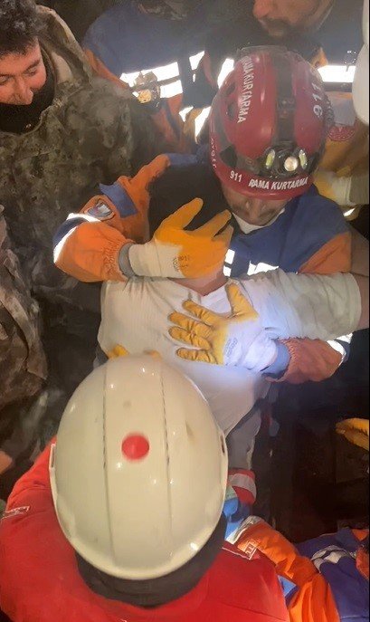 Hatay’da 170’inci saatte inanılmaz kurtuluş: Enkazdan yürüyerek çıktı