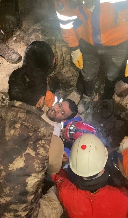 Hatay’da 170’inci saatte inanılmaz kurtuluş: Enkazdan yürüyerek çıktı