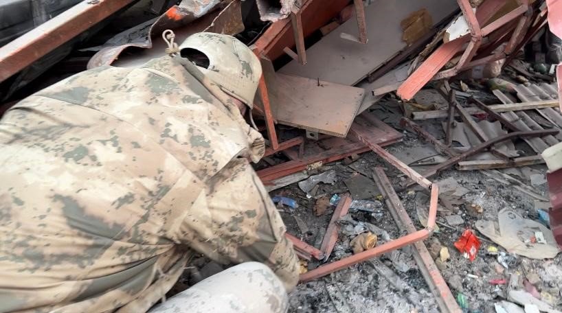 Deprem bölgesi Hatay’da Türk askerinin şefkati yürekleri ısıttı