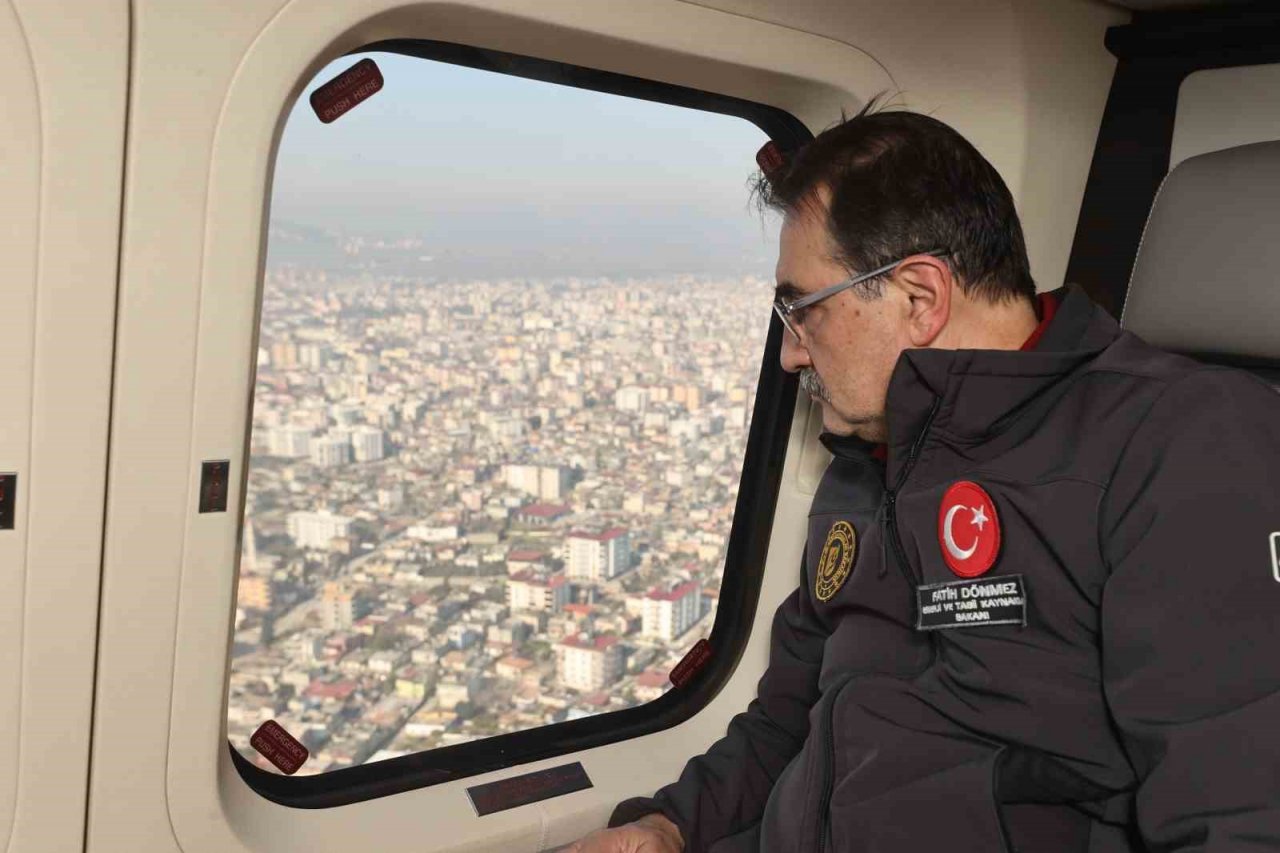 Bakan Dönmez, depremden etkilenen Osmaniye’yi havadan inceledi