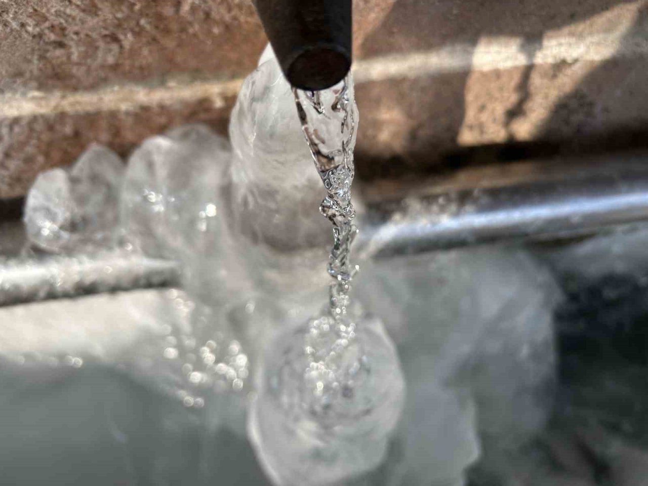 Gece eksi 24’e düşen hava sıcaklığı Erzurum’u dondurdu