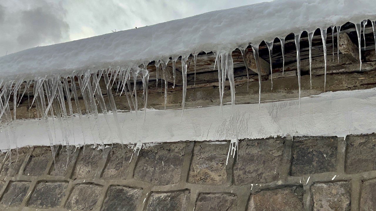 Ağrı’da dev buz sarkıtları oluştu
