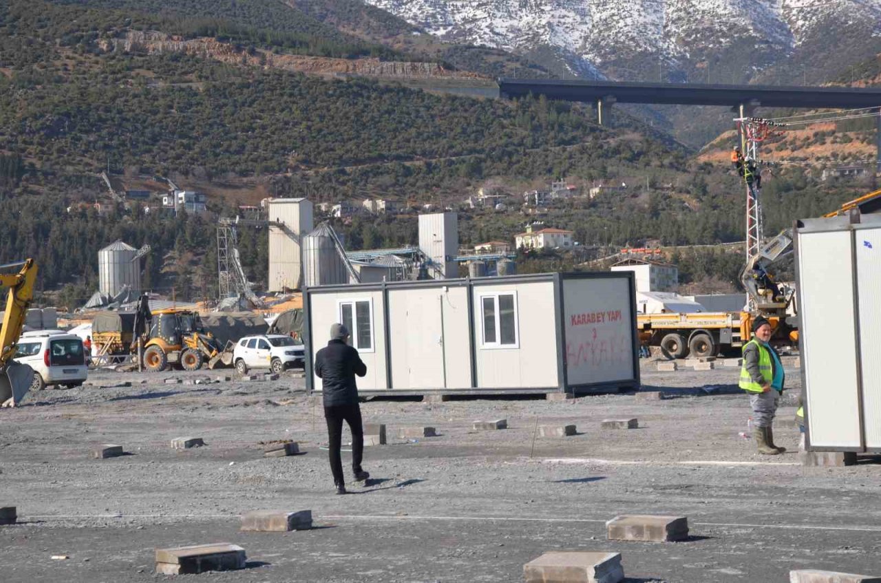 Nurdağı’nda yaralar sarılıyor, konteyner kentler kuruluyor