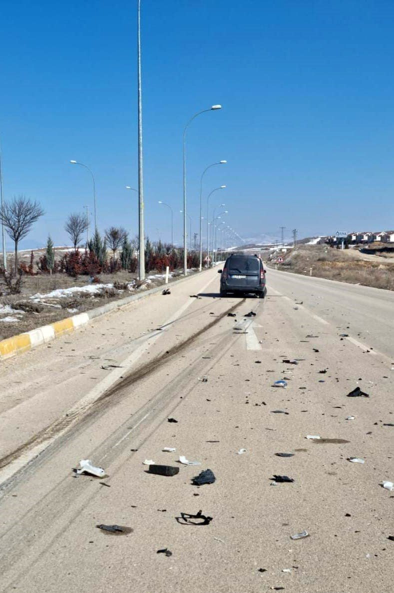 İki aracın çarpıştığı kazada biri çocuk 3 kişi yaralandı