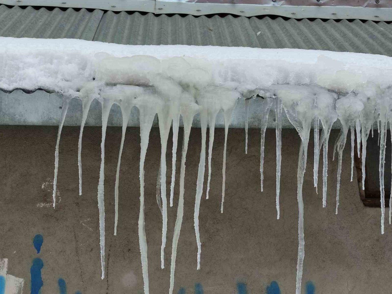 Göle’de dondurucu soğuklar nedeniyle araçlar çalışmadı