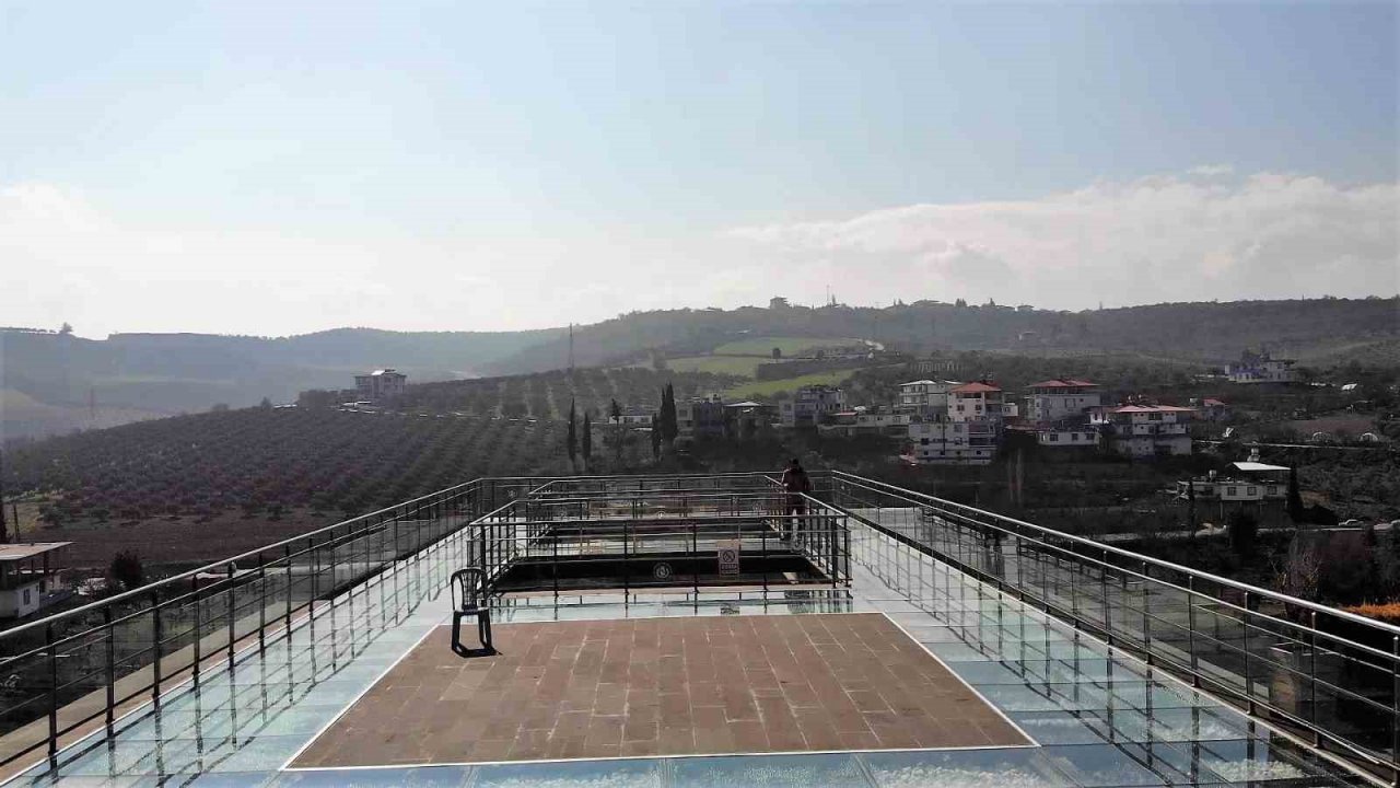 Cam teras depremde zarar görmedi