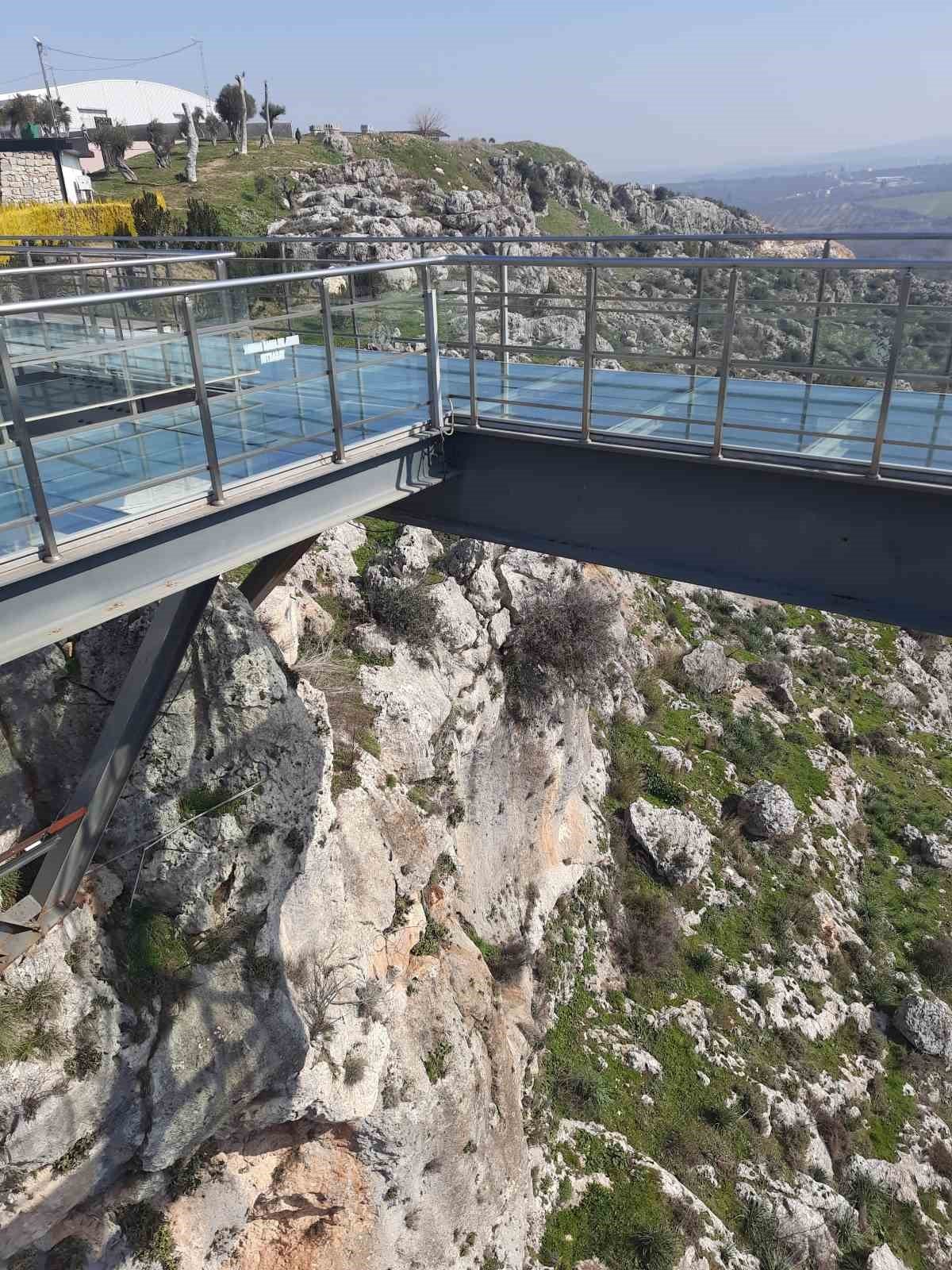 Cam teras depremde zarar görmedi