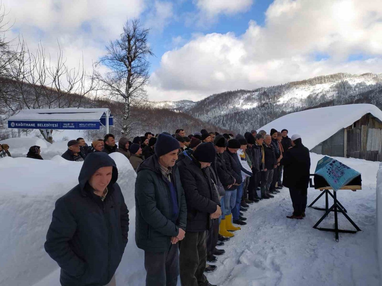 Mahsur kalan cenaze, ekiplerin 24 saat aralıksız yolu açmasıyla defin edilebildi