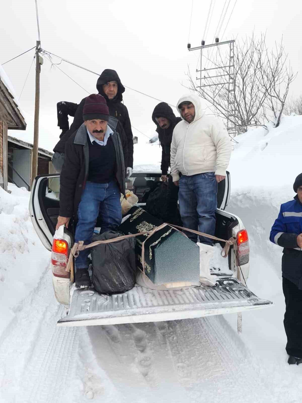 Mahsur kalan cenaze, ekiplerin 24 saat aralıksız yolu açmasıyla defin edilebildi