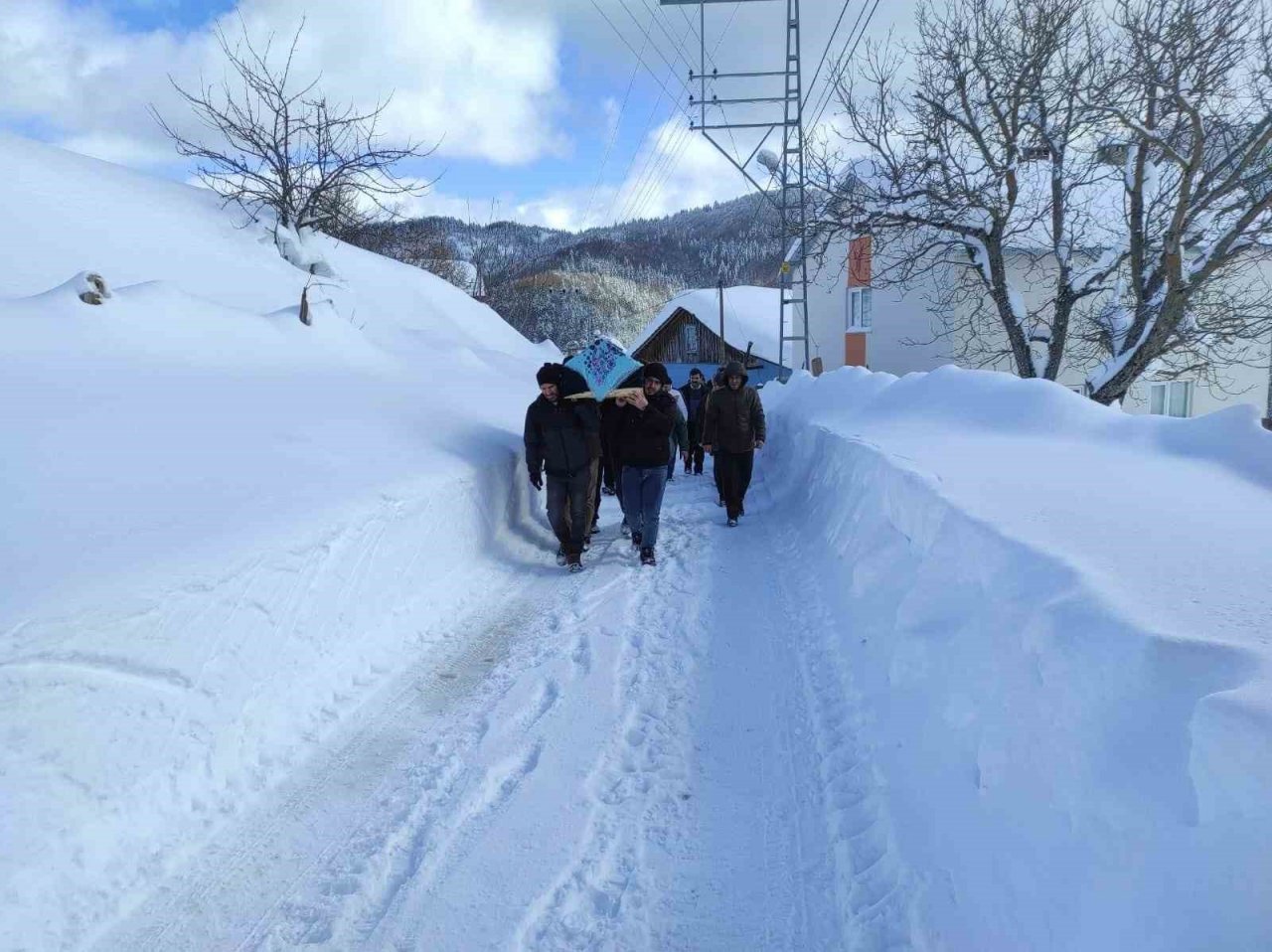 Mahsur kalan cenaze, ekiplerin 24 saat aralıksız yolu açmasıyla defin edilebildi