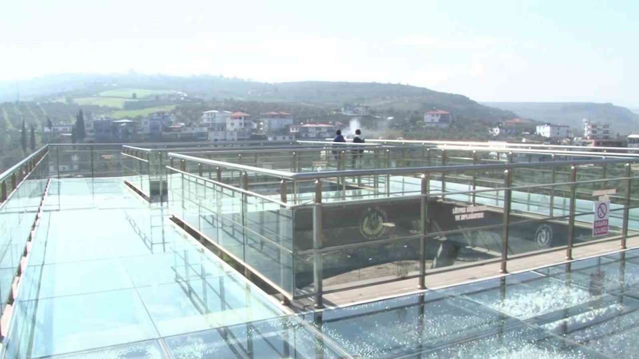 Cam teras depremde zarar görmedi