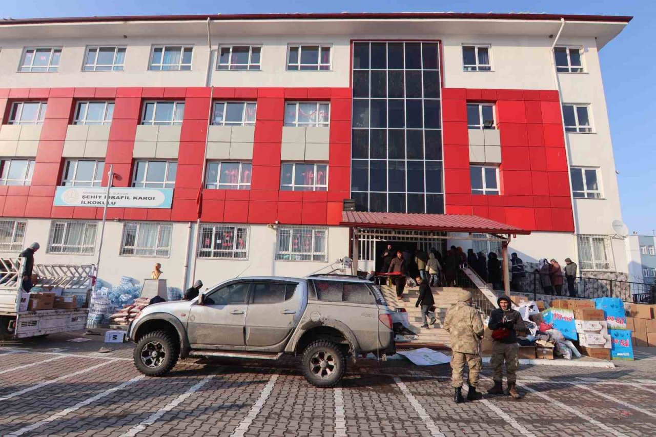 Okul ’market’ oldu, güvenlik korucuları ’çalışan’