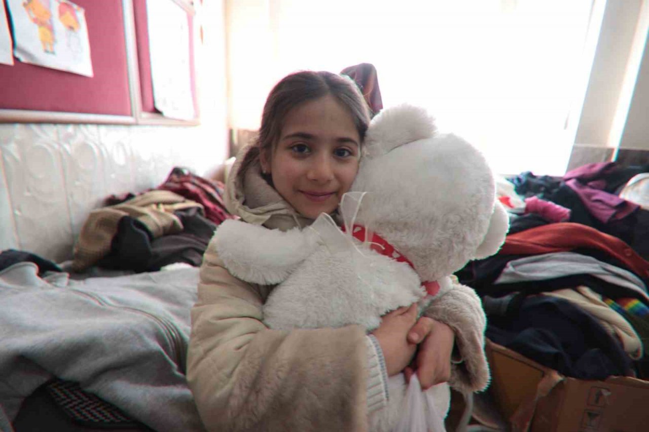 Okul ’market’ oldu, güvenlik korucuları ’çalışan’