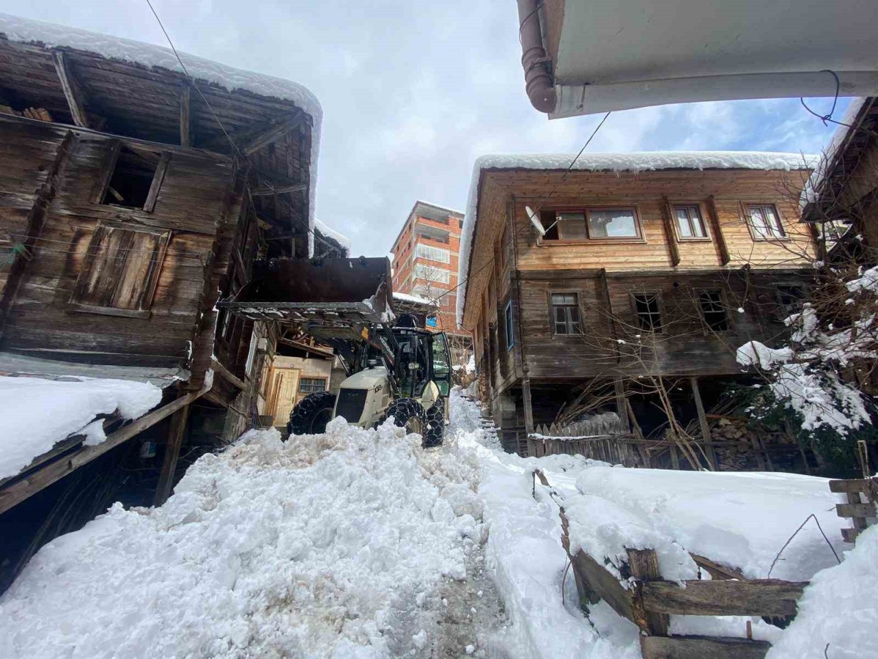 Rize’de kar yağışından ötürü 26 köy yolu ulaşıma kapandı