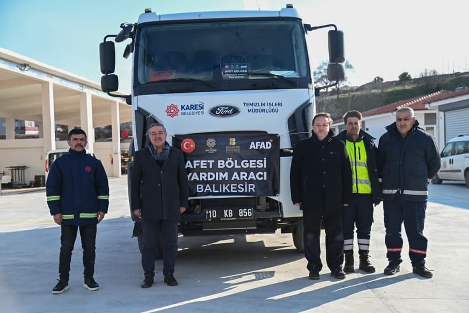 Karesi Belediyesi temizlik ekibi deprem bölgesinde