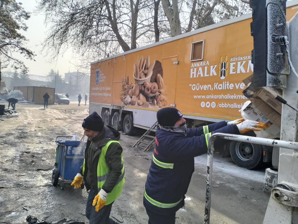 Karesi Belediyesi temizlik ekibi deprem bölgesinde