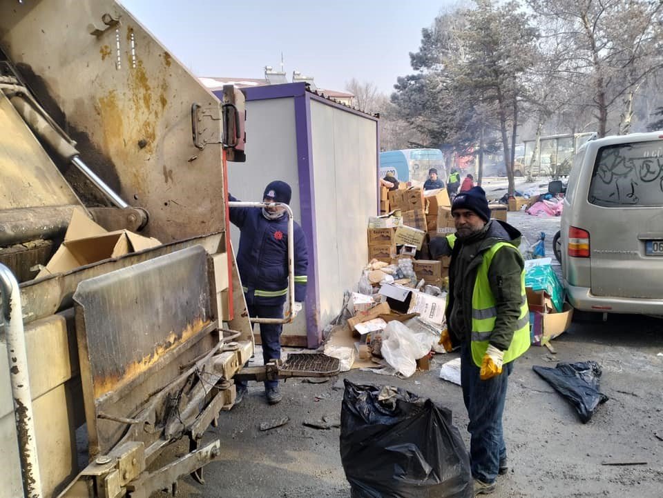 Karesi Belediyesi temizlik ekibi deprem bölgesinde