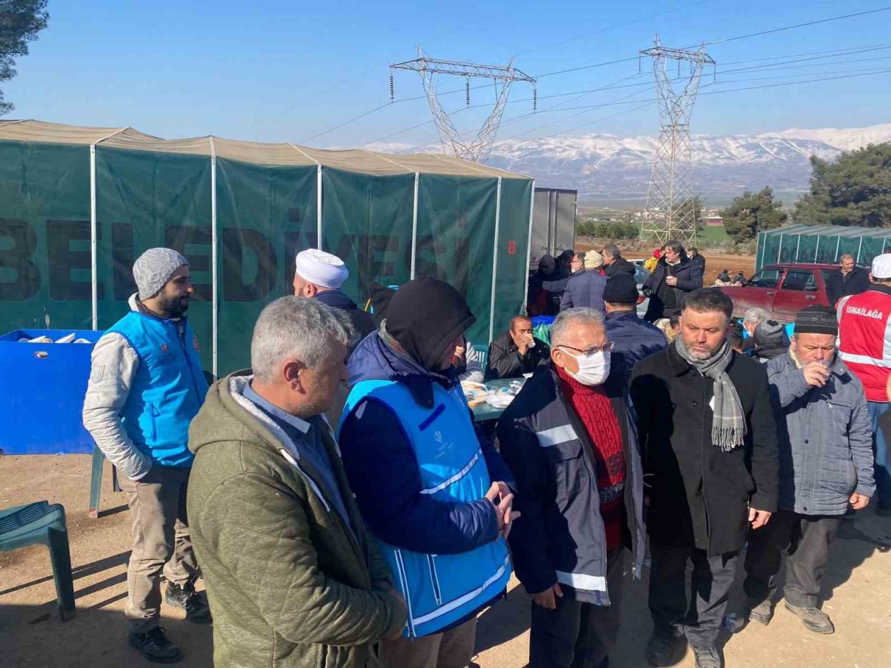 Başkan Büyükkılıç, deprem bölgesinde sıcak yemek ve çorba dağıttı