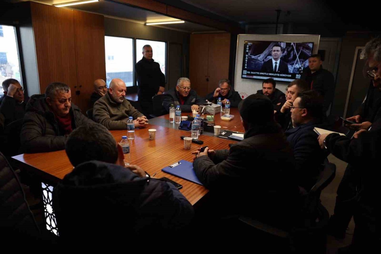 Vali Çiçek ve Başkan Büyükkılıç’tan Deprem Bölgesinde Kayseri Dayanışması