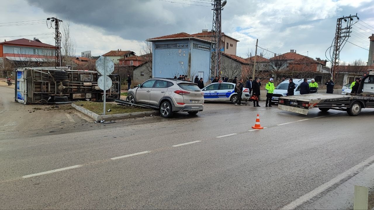 Otomobille çarpışan kamyon yan yattı