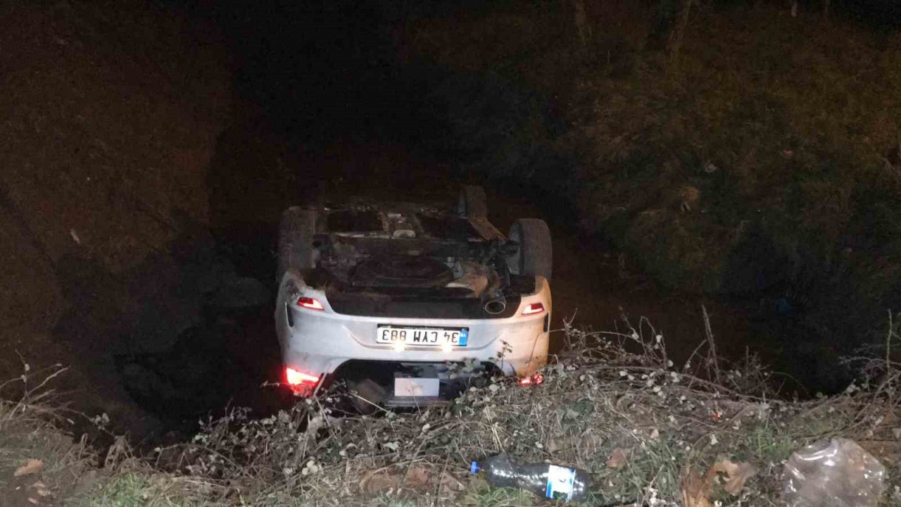 Başka araca çarpmamak için manevra yapan otomobil dereye uçtu