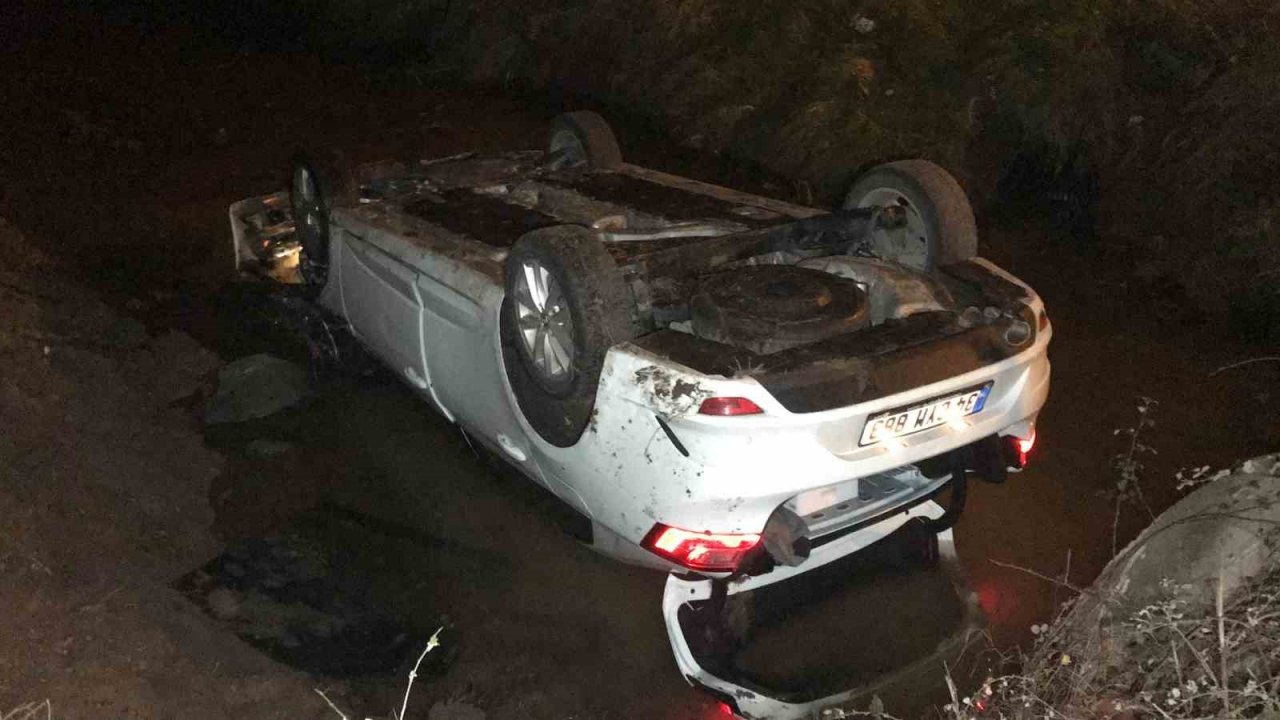 Başka araca çarpmamak için manevra yapan otomobil dereye uçtu