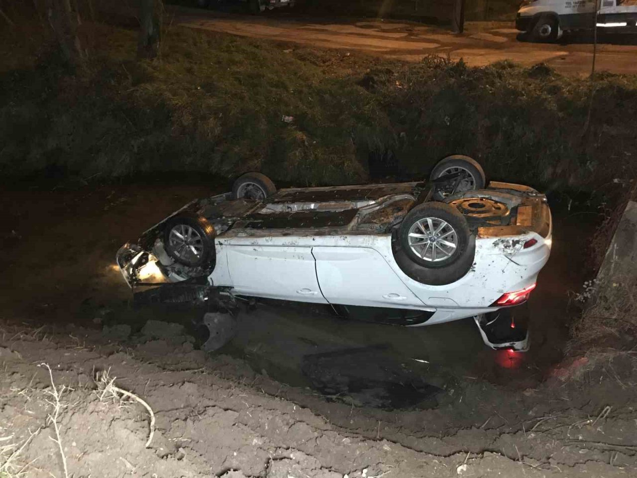 Başka araca çarpmamak için manevra yapan otomobil dereye uçtu