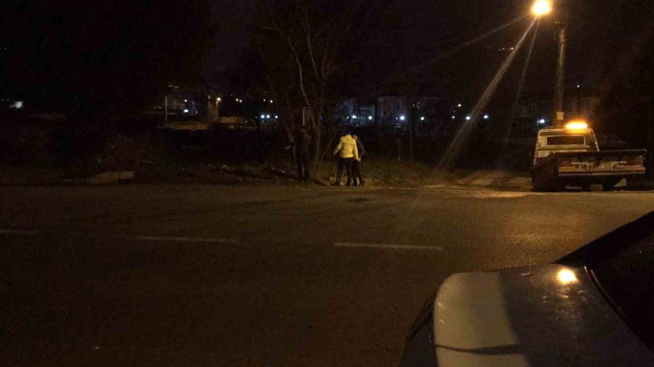 Başka araca çarpmamak için manevra yapan otomobil dereye uçtu